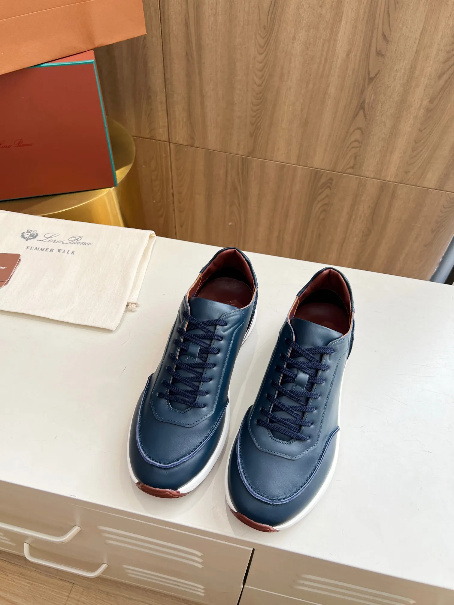Men's Men's Shoes 💰620 👑Loro Piana* Purchase the original 1:1 copy. Founded the existing Loro Piana company on April 24, 1924. It is now the sixth generation of family business, providing high-quality products to customers who are discerning about taste and quality. Imported calfskin fabrics. The interior is made of imported A-grade water-dyed cow lining. 💝 Focus on top quality, pay for what you pay, and compare the inner details. Original authentic packaging. Code number: 39-45